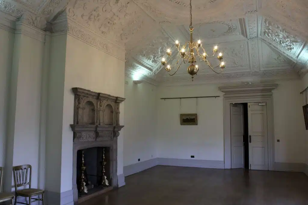 HALL PLACE IMG_1806-min