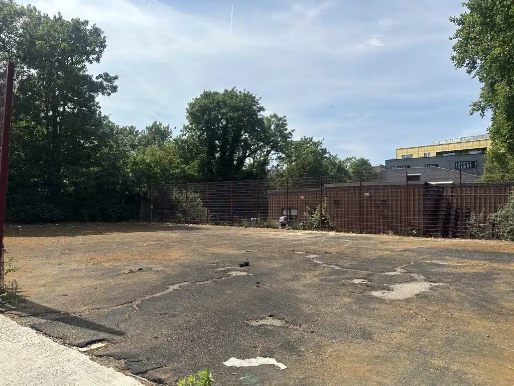 IMG 2380BRIXTON UNIT BASE Secure, large, vacant school for unit base parking & production offices